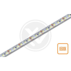 Zbliżenie na fragment taśmy LED z diodami i oznaczeniem 6500K, zwinięta na czarnej szpuli