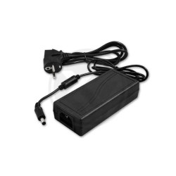 czarny zasilacz impulsowy desktop 24V DC z przewodem sieciowym i wtykiem DC 2,1mm/5,5mm