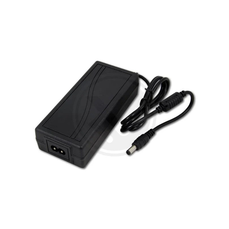 czarny zasilacz impulsowy desktop z kablem DC 2.1/5.5 mm i kablem zasilającym 2-pin