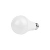 Biała żarówka LED o kształcie tradycyjnej żarówki z gwintem E27 obok opakowania