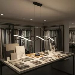 Nowoczesna lampa wisząca LED czarna o kształcie falistym, zawieszona na linkach