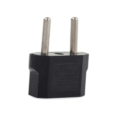 Czarny adapter przejściówka do polskich gniazdek o wymiarach 4x4x2 cm