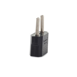 Czarny adapter przejściówka do polskich gniazdek o wymiarach 4x4x2 cm