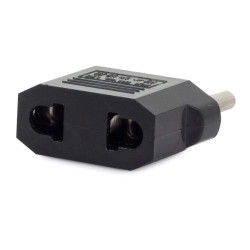 Czarny adapter przejściówka do polskich gniazdek o wymiarach 4x4x2 cm