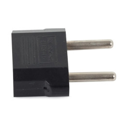 Czarny adapter przejściówka do polskich gniazdek o wymiarach 4x4x2 cm
