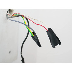 Czarna taśma izolacyjna PCV 18 m rozwijana na przewód elektryczny