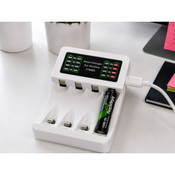 Biała ładowarka do akumulatorków AA i AAA z 4 akumulatorkami AAA i kablem USB-C
