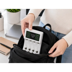 Biała ładowarka do akumulatorków AA i AAA z 4 akumulatorkami AAA i kablem USB-C