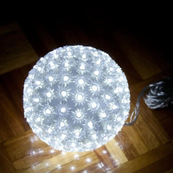 Niebieska kula świąteczna LED o średnicy 20 cm z 200 diodami LED i przezroczystymi kwiatowymi elementami