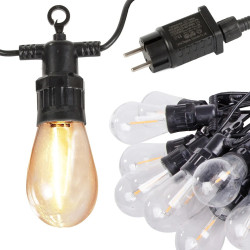 Czarne lampki LED na girlandzie z widocznym kablem i wtyczką