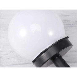 Zestaw czterech kulistych lamp ogrodowych RGB wbijanych w ziemię, dwie kolorowe i dwie białe