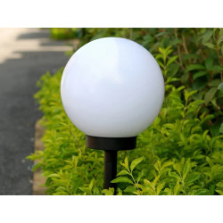 Zestaw czterech kulistych lamp ogrodowych RGB wbijanych w ziemię, dwie kolorowe i dwie białe