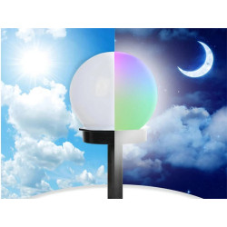 Zestaw czterech kulistych lamp ogrodowych RGB wbijanych w ziemię, dwie kolorowe i dwie białe