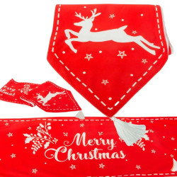 Czerwony bieżnik na stół z białym reniferem i napisem Merry Christmas, ozdobiony frędzlami