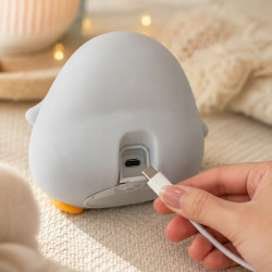 Biała lampka nocna w kształcie pingwina z żółtym dziobkiem i łapkami, kabel USB-C