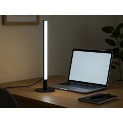 Czarna lampa LED stojąca o smukłym kształcie z włącznikiem na kablu