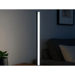 Czarna lampa LED stojąca o smukłym kształcie z włącznikiem na kablu