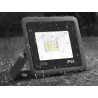 Czarny reflektor LED 20W o kompaktowych wymiarach z widocznym przewodem zasilającym i oznaczeniem IP66