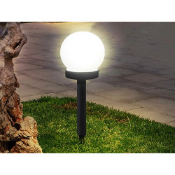 Zestaw 4 białych kulistych lamp solarnych na czarnych trzonkach do wbicia w ziemię