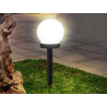 Zestaw 4 białych kulistych lamp solarnych na czarnych trzonkach do wbicia w ziemię