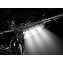 Czarne lampki rowerowe LED przednia i tylna zamontowane na kierownicy i tylnej ramie roweru