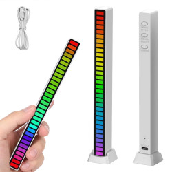 Biała listwa LED RGB z kolorowymi diodami, stojąca na podstawce z kablem USB-C