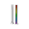 Biała listwa LED RGB z kolorowymi diodami, stojąca na podstawce z kablem USB-C
