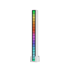Biała listwa LED RGB z kolorowymi diodami, stojąca na podstawce z kablem USB-C