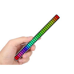 Biała listwa LED RGB z kolorowymi diodami, stojąca na podstawce z kablem USB-C