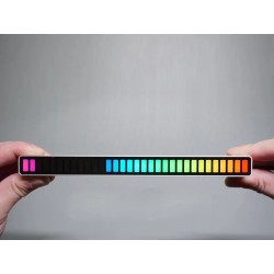 Biała listwa LED RGB z kolorowymi diodami, stojąca na podstawce z kablem USB-C
