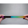 Biała listwa LED RGB z kolorowymi diodami, stojąca na podstawce z kablem USB-C