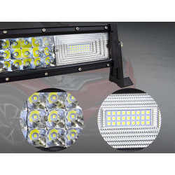 czarna lampa robocza LED 135 cm z diodami i regulowanymi uchwytami, zamontowana na pojeździe