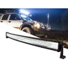 czarna lampa robocza LED 135 cm z diodami i regulowanymi uchwytami, zamontowana na pojeździe