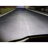 czarna lampa robocza LED 135 cm z diodami i regulowanymi uchwytami, zamontowana na pojeździe