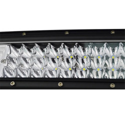 czarna lampa robocza LED 135 cm z diodami i regulowanymi uchwytami, zamontowana na pojeździe