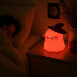 Lampka nocna LED w kształcie duszka z fioletowym kapeluszem i kablem USB-C