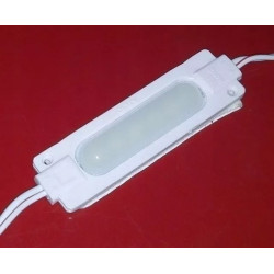 biały moduł LED SMD 6x5050 z przewodami do podłączenia na czerwonym tle