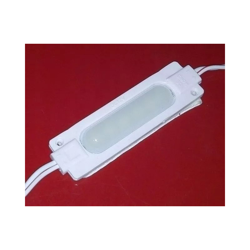 biały moduł LED SMD 6x5050 z przewodami do podłączenia na czerwonym tle