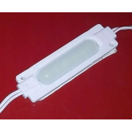 biały moduł LED SMD 6x5050 z przewodami do podłączenia na czerwonym tle