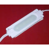 biały moduł LED SMD 6x5050 z przewodami do podłączenia na czerwonym tle