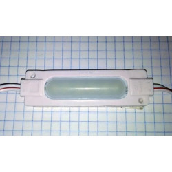 biały moduł LED SMD 6x5050 z przewodami do podłączenia na czerwonym tle
