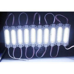 biały moduł LED SMD 6x5050 z przewodami do podłączenia na czerwonym tle