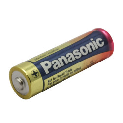 Zbliżenie na baterię alkaliczną Panasonic AA z oznaczeniem Plus i minus