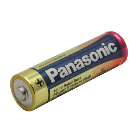 Zbliżenie na baterię alkaliczną Panasonic AA z oznaczeniem Plus i minus
