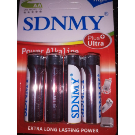 Opakowanie 4 baterii alkalicznych SDMNY AA R6 1,5 V z biało-czarnym nadrukiem i niebieskim napisem