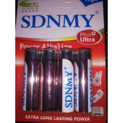 Opakowanie 4 baterii alkalicznych SDMNY R6 AA w czerwono-białym opakowaniu z napisem Plus Ultra