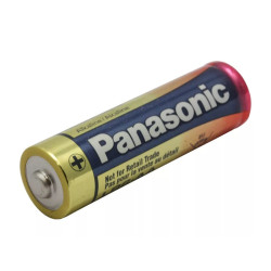 Bateria Panasonic typu AA R6 o charakterystycznej złoto-granatowej obudowie z czerwonym biegunem
