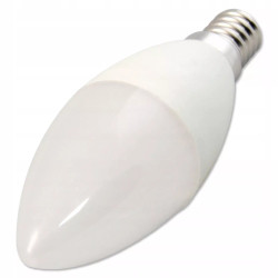 Żarówka LED E14 8W w kształcie świecy obok opakowania