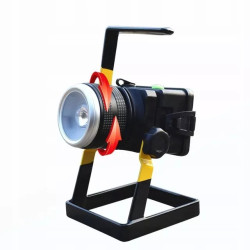 Akumulatorowy halogen LED 30W w czarno-żółtej obudowie z regulacją zoom