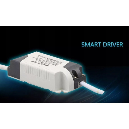 biały zasilacz LED z przewodami na czarnym tle z napisem SMART DRIVER